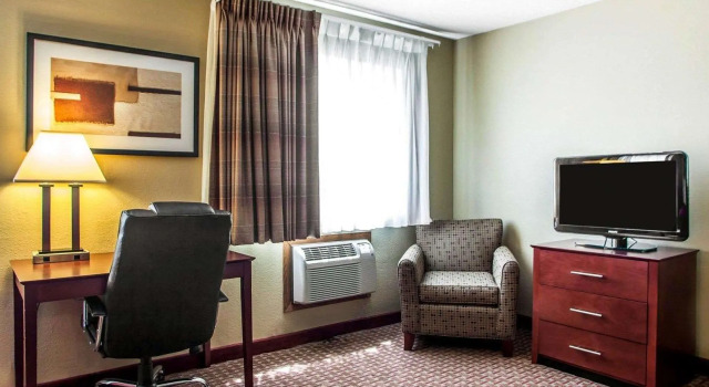 Четырёхместный номер Standard Quality Inn & Suites Davenport near I-80