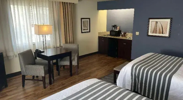 Четырёхместный номер Standard Best Western Plus Edmonds Harbor Inn
