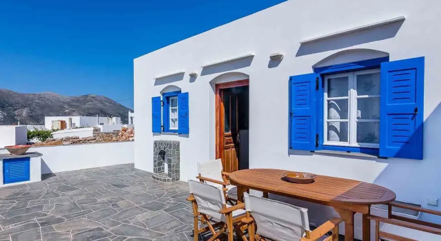 Spacious 2 Bedroom House with Fantastic Yard