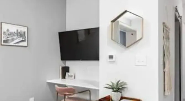 Студия Deluxe CozySuites at East Washington