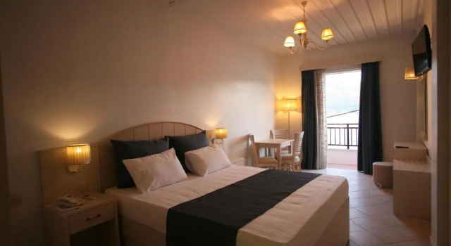 Трёхместный номер Standard seafront Mirini Hotel