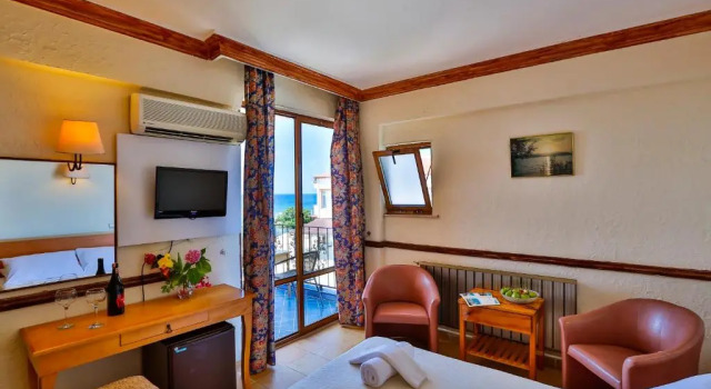 Трёхместный номер Standard с видом на море Club Hotel Gultur