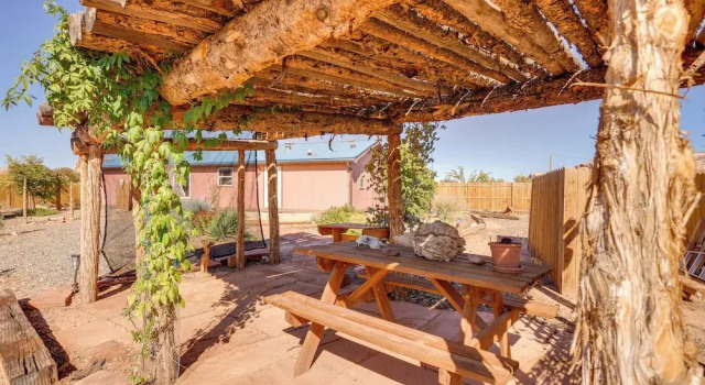 Stunning Views: Quiet Bluff Home Near Hiking!, Book Feriehus Villaer i Bluff, Villa
