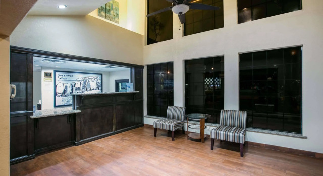 Super 8 by Wyndham Oklahoma Airport Fairgrounds West, Buchen Sie Gasthaus Oklahoma City Oklahoma