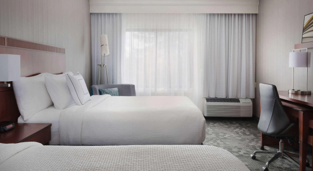 Sonesta Select Boston Stoughton, Varaa Hotelli Hotellit New England uima-altaalla, Uima-allas