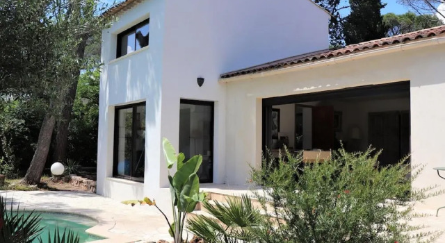Lavish Holiday Home in Frejus With Private Swimming Pool, Забронировать Отель Фрежюс Var coast