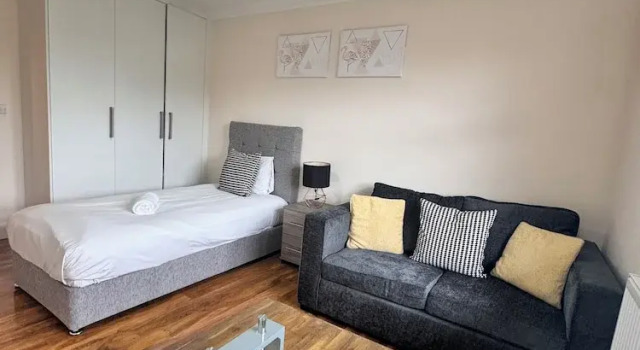 Stay Near Heathrow! Pristine, Convenient & Only 5 Mins to the Terminals