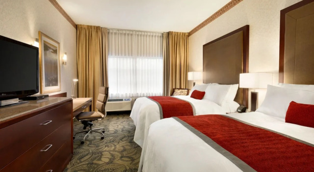 Четырёхместный номер Standard Poco Inn and Suites Hotel & Conference Centre