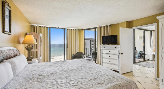 Номер Standard c 1 комнатой с балконом и с видом на океан Edgewater by Book That Condo