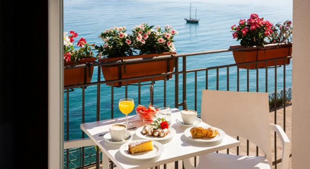 Четырёхместный номер Standard с балконом и с видом на море Hotel Punta Nord Est