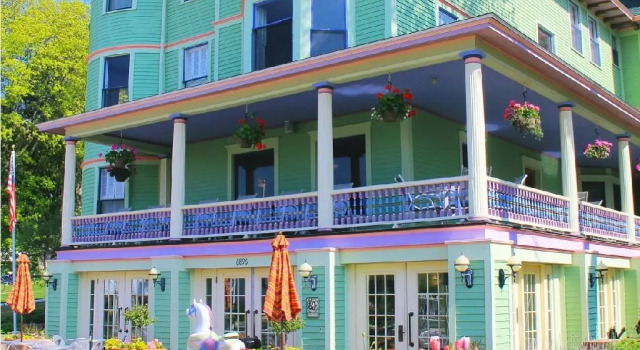 Кровать в общем номере Inn on Mackinac