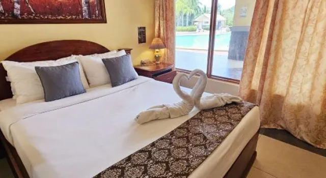 Люкс с видом на бассейн Subic Waterfront View Resort