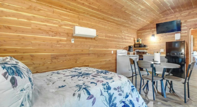 Half-mi to Bull Shoals Lake Access: Angler's Cabin