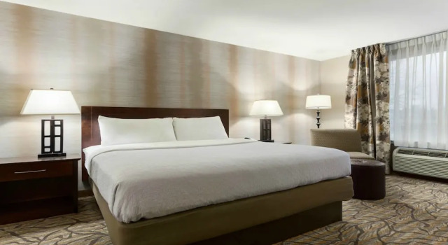 Номер Premium Holiday Inn Hotel & Suites Gateway by IHG