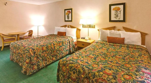 Четырёхместный номер Standard Roseville Inn