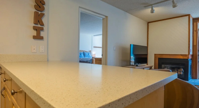 Comfortable Cozy Condo - Short Walk to American Eagle Lift - SH402 by RedAwning