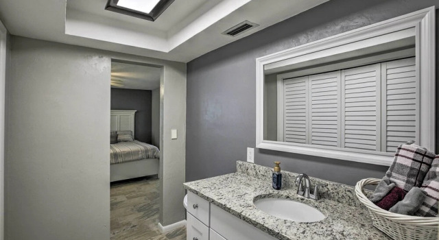 Bright Home w/ Dock & Canal View in Cape Coral!, Забронировать Дом для отпуска Виллы Кейп-Корал, Вилла