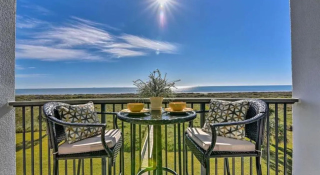 Апартаменты с балконом Islander East Condominiums
