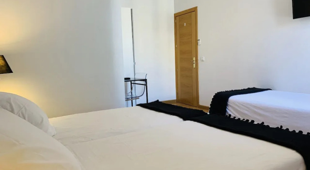 Трёхместный номер Standard с балконом Super Balmes Guest House