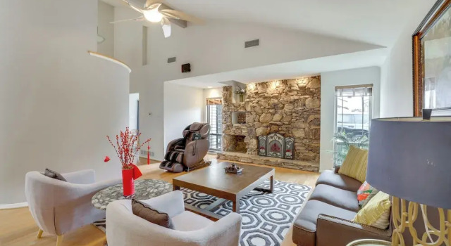 6 Mi to Dtwn Garland: Group Getaway w/ Pool Access