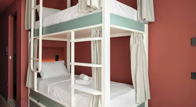 Кровать в общем номере (женский номер) Zeus is Loose Hostel