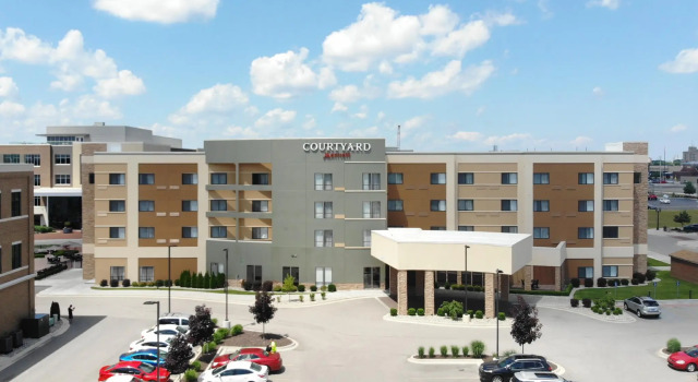 Кровать в общем номере Courtyard Bay City