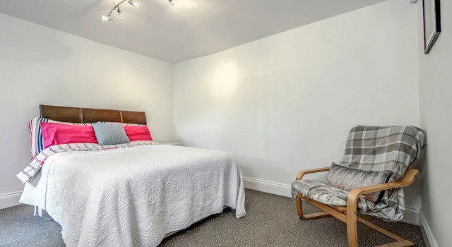 Bright, Spacious 1BR Chorlton Apt for 2 W/patio, Забронировать Отель Отели Англии 3 звезды, 3*