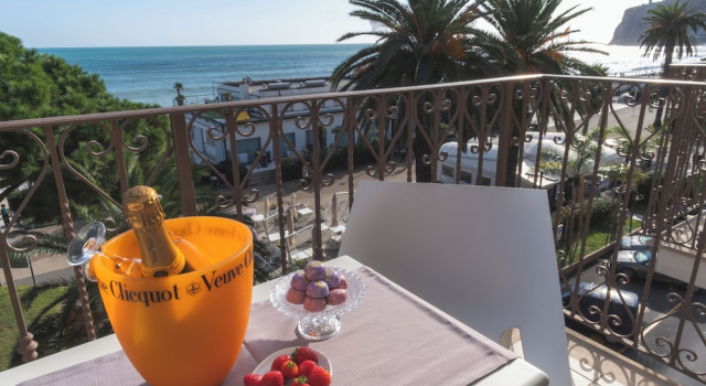 Трёхместный номер Standard с балконом и с видом на море Hotel San Pietro Palace