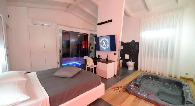 X Hotel, Book Hotel Hoteller i Saviano med parkering, Parkering