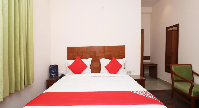 Collection O 27732 Hotel Avasa Inn, Забронировать Отель Отели Гомти Нагара с парковкой, Парковка