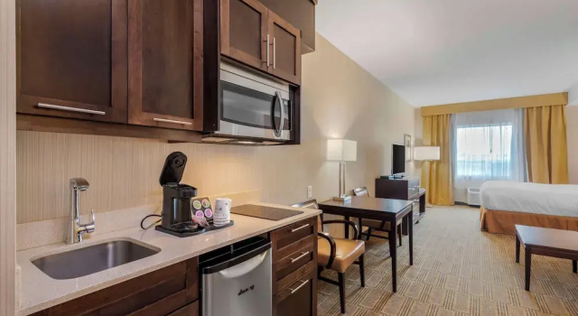 Одноместный люкс с 2 комнатами Best Western Plus Chateau Fort St. John