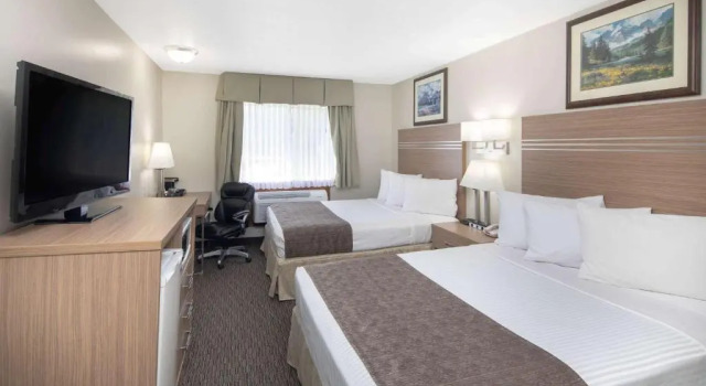 Люкс Цокольный этаж Travelodge by Wyndham Golden Sportsman Lodge