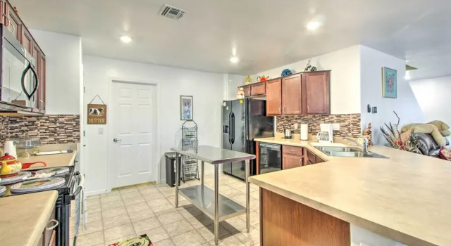 Sunlit Tucson Escape w/ Patio ~ 10 Mi to Dwtn!, 预订 酒店 图森 亞利桑那州