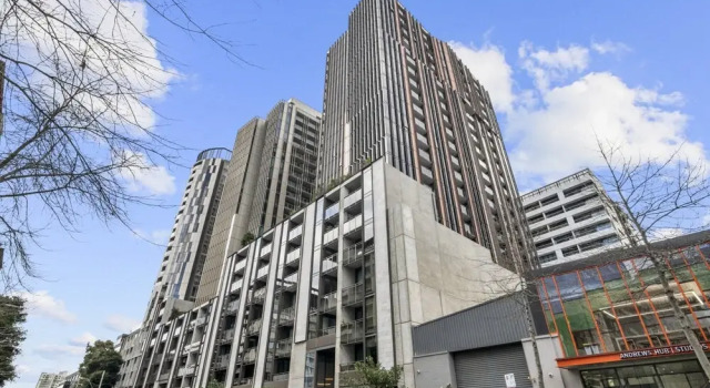 Chic 1-bed South Melbourne Unit With Pool & Gym