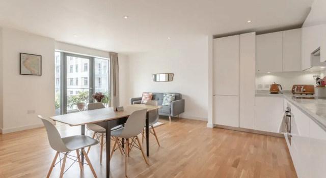 Stylish 2 Bedroom Flat With Balcony, Забронировать Отель Отели Лондона 3 звезды, рядом с Стратфорд, 3*