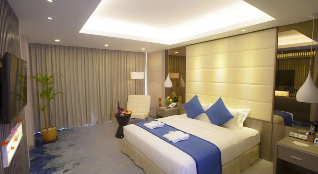 Семейный люкс с балконом Grand Palace Hotel