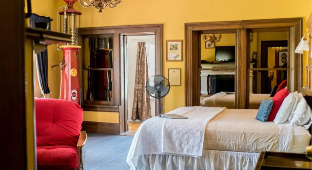 Четырёхместный номер Standard с видом на сад The Mulberry Inn -An Historic Bed and Breakfast