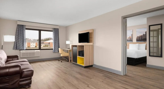 Четырёхместный люкс с балконом Days Inn by Wyndham St. Charles IL