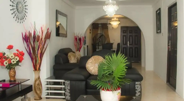 Home Away From Home in Gowon Estate -0904 937 8274, Rezerwuj Hotel Hotele w Lagos z parkingiem, Parking
