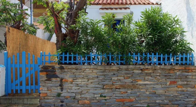 Small traditiional home near the shops and restaurants in Korissia, Kea