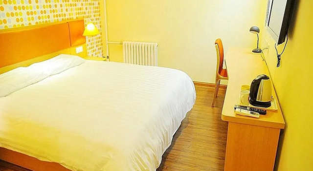 Home Inn (Qingdao Hai'er Road Metro Station Qingshan Road), Prenota Hotel Licang District 