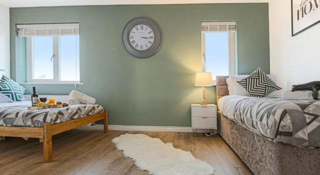 Коттедж Luxury 5 Bedroom 3 Bathroom House with Smart TVs, Super Fast Wifi, Free Parking and Garden by Yoko Property