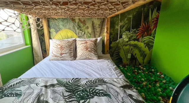 Коттедж Upstay - Karaoke Mansion w Pool Cinema Themed Rooms