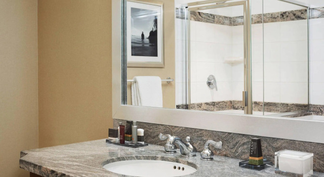 Четырёхместный номер Standard с видом на город Vancouver Marriott Pinnacle Downtown Hotel