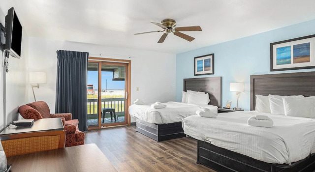 Четырёхместный номер Standard с балконом и с видом на озеро Snyders Shoreline Inn