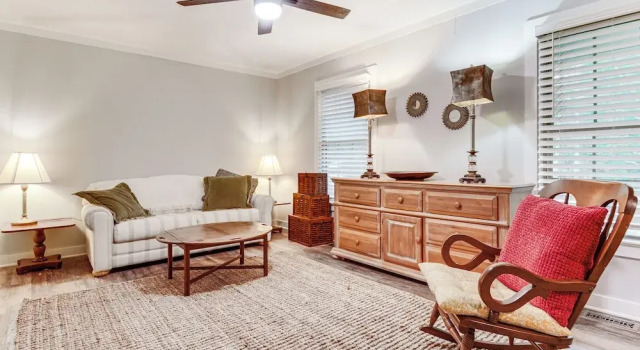 Walk to Parks & Town Square: Cary Home w/ Yard!, Забронировать Дом для отпуска Кэри Raleigh-Durham Metropolitan Area, рядом с Пивоваренная компания Bond Brothers