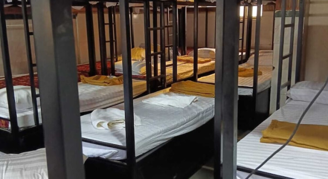 Кровать в общем номере Nawab PG & Hostel Bhiwandi