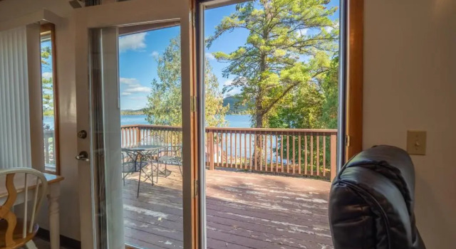 Люкс с балконом Lake N Pines Motel