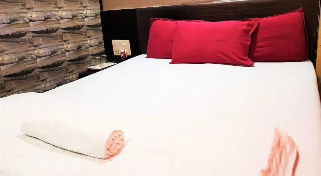 Hexa Golden Stay