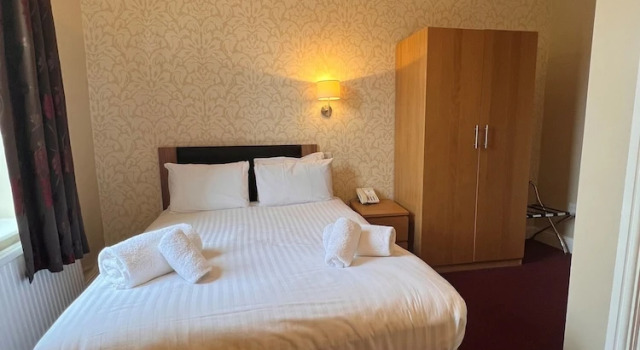 Номер Comfort The Crown Hotel